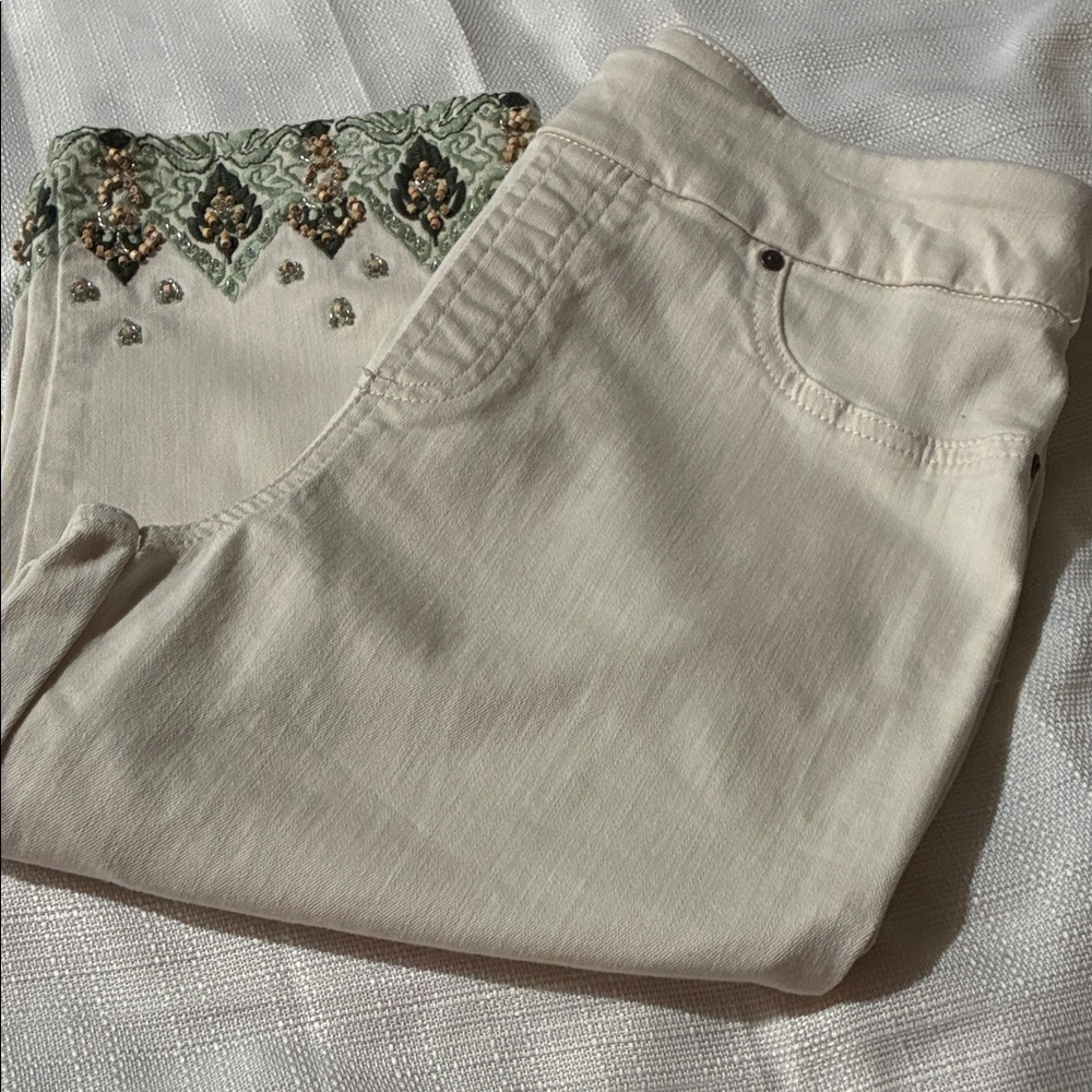 Elegant Cream Capris with Embroidered Detail - Picture 4 of 7